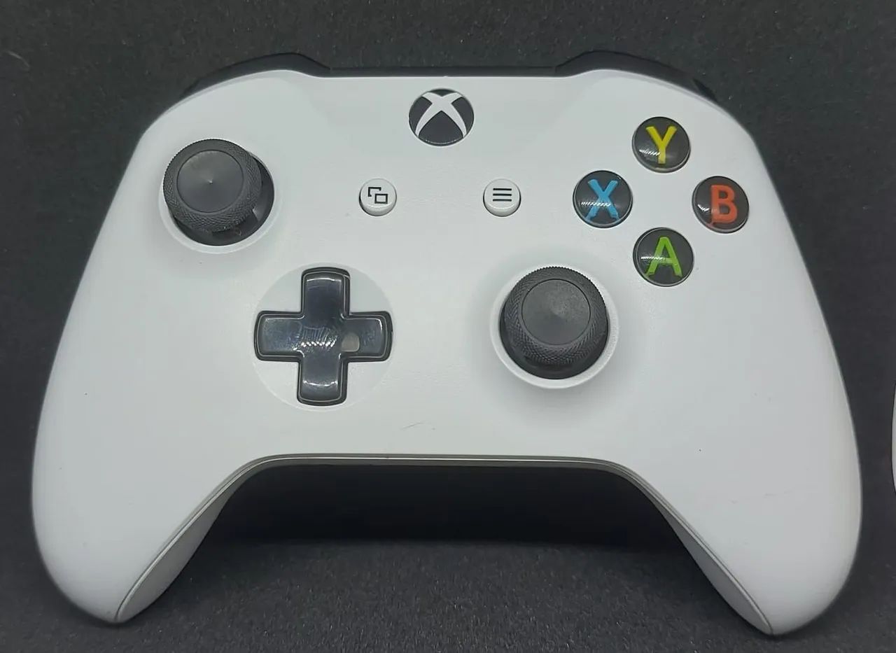 Controle Xbox One S bem conservado e funcionando perfeitamente 