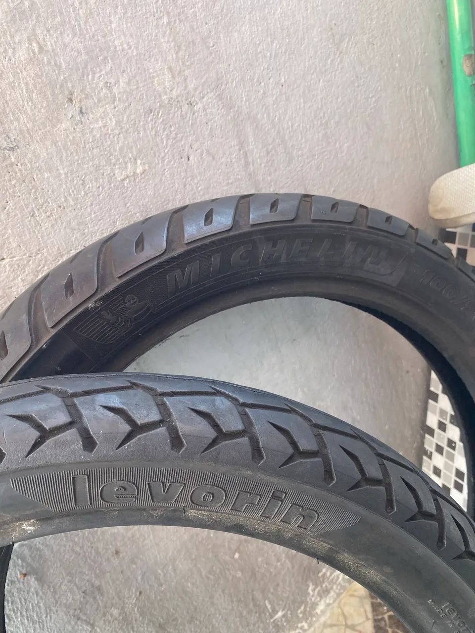 Vendo esses 2 pneus  - Foto 4