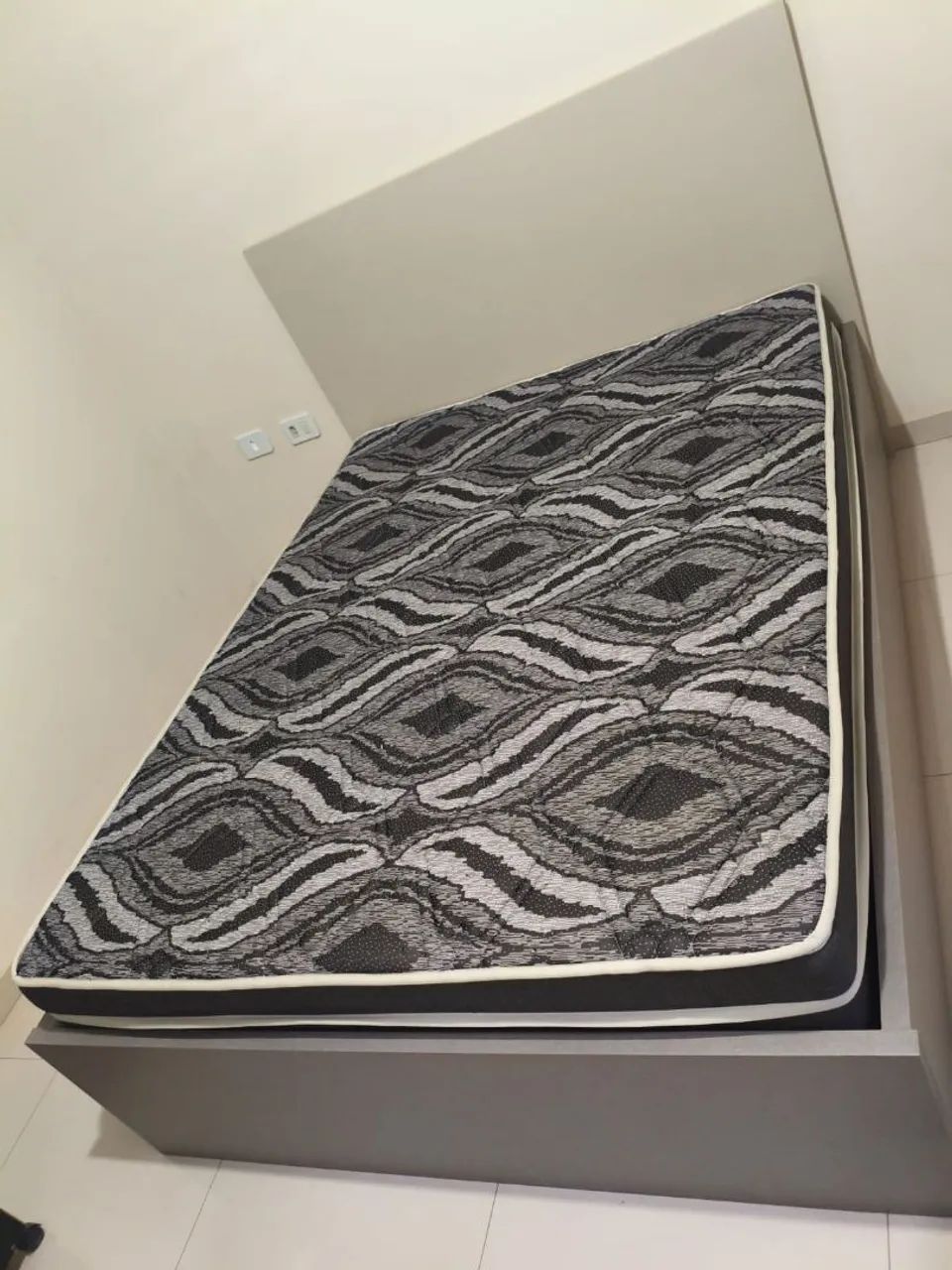 Cama de casal com colchão 