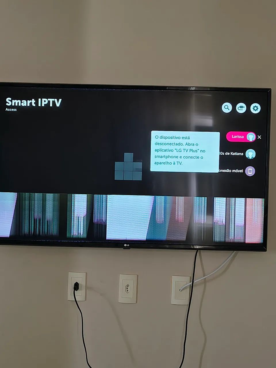 Vendo TV com defeitos na tela. 