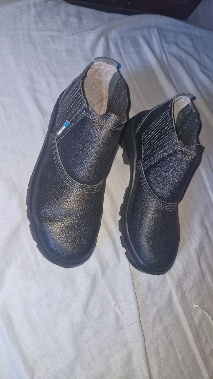 Bota com bico de pvc  tamanho 42