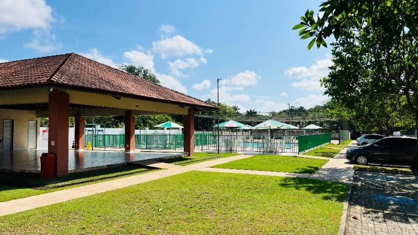 Apartamento mobiliado com 2 quartos sendo uma suíte e vaga de garagem.