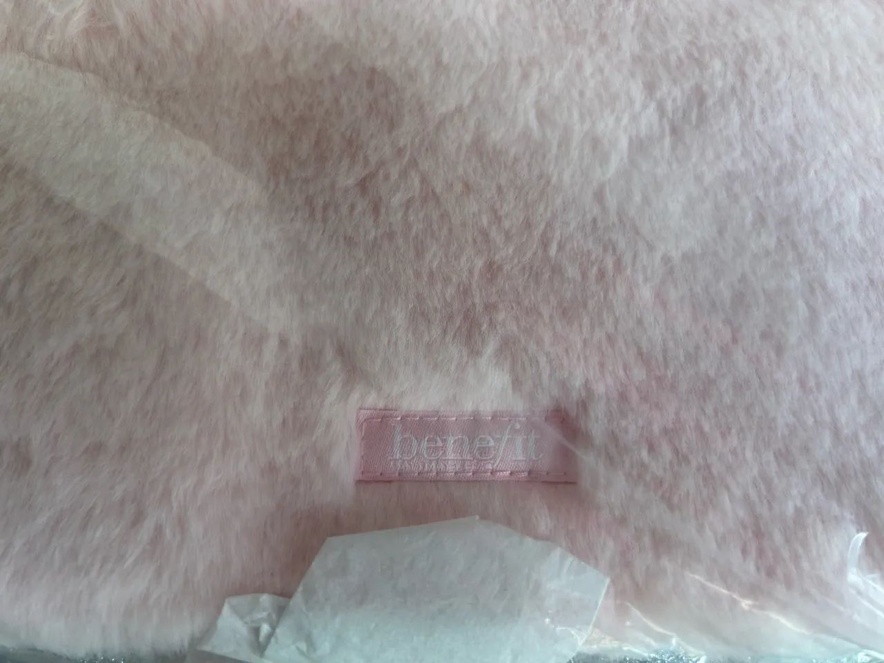 Cluth Rosa de Pelúcia da Benefit Cosmetics  - Foto 3