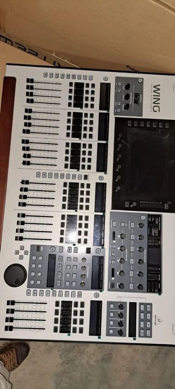 MESA DE SOM BEHRINGER WING FULL 