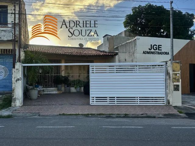 Vendo casa com 5/4 sendo uma suíte e 1/4 de serviço na Rua Rafael de Aguiar 