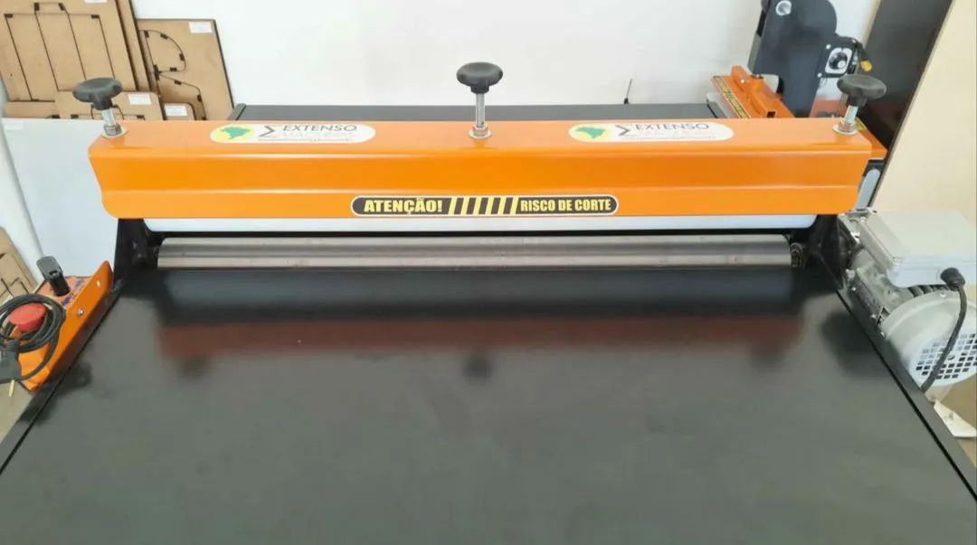 Máquina De Corte E Vinco Elétrica Semi Automática - 100cm com Bancada e 10 facas de corte. - Foto 3