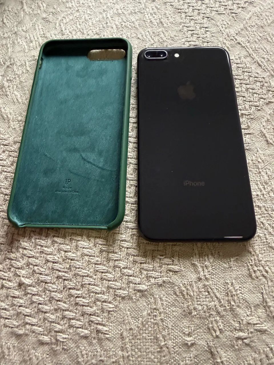 Vende-se Iphone 8 /  64GB em ótimo estado de conservação.