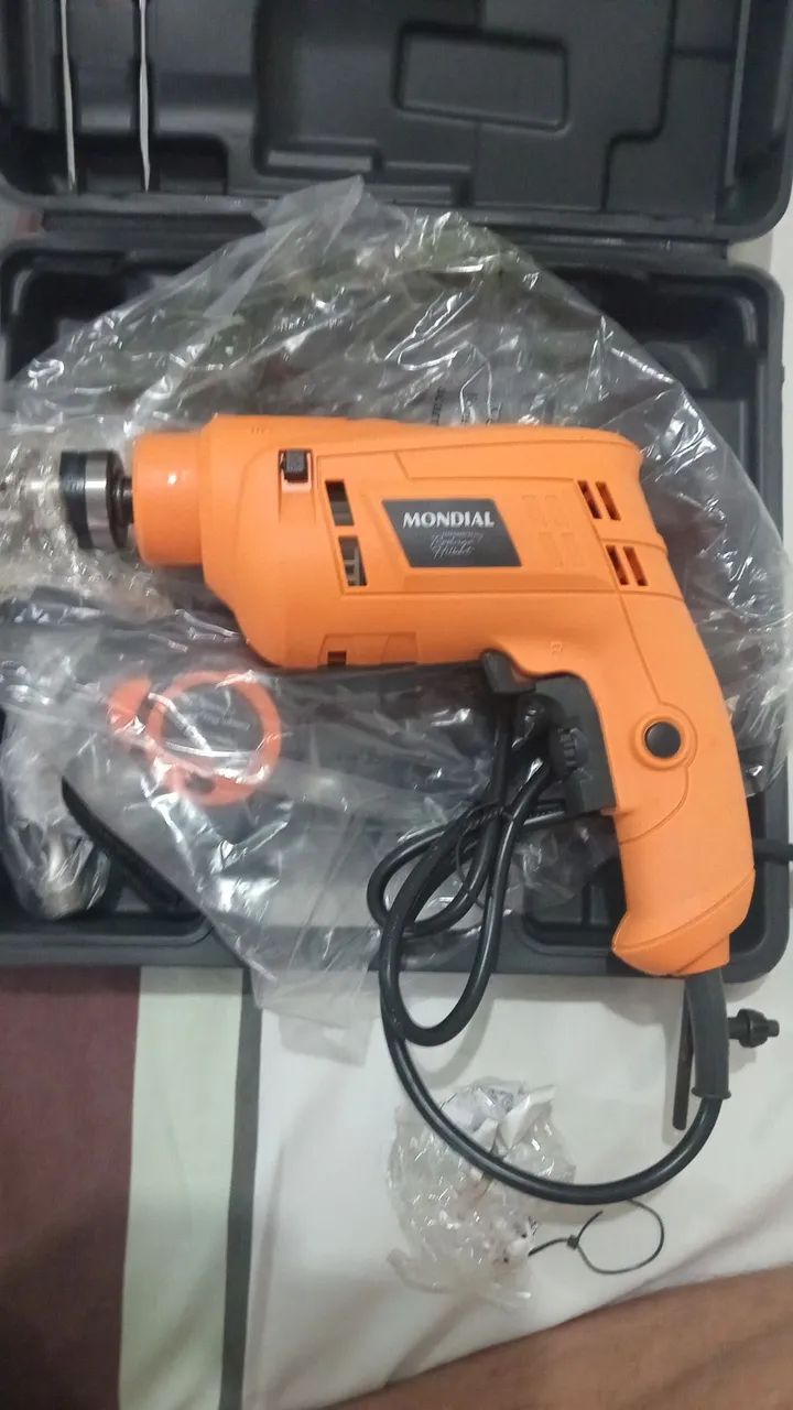 Furadeira Mondial 110V 650W com ferramentas e maleta (Nova)