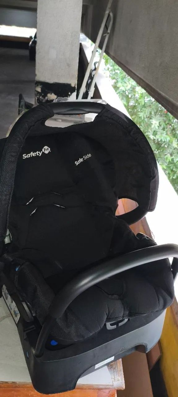 Vende-se um bebê conforto
