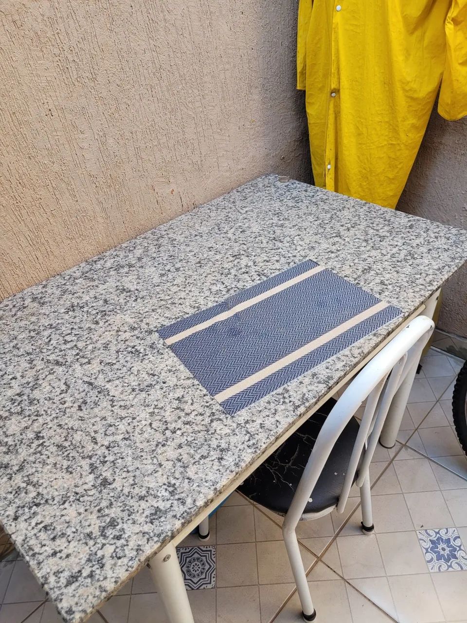 Mesa de jantar com tampo de granito