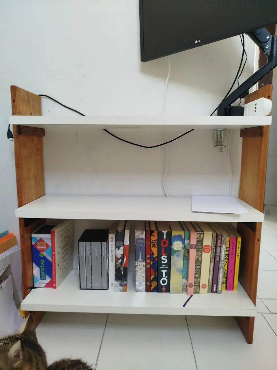 Estante para livros MDF e madeira