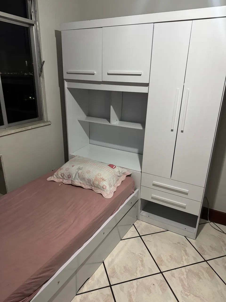 Beliche Multifuncional com Guarda-Roupa e Nichos
