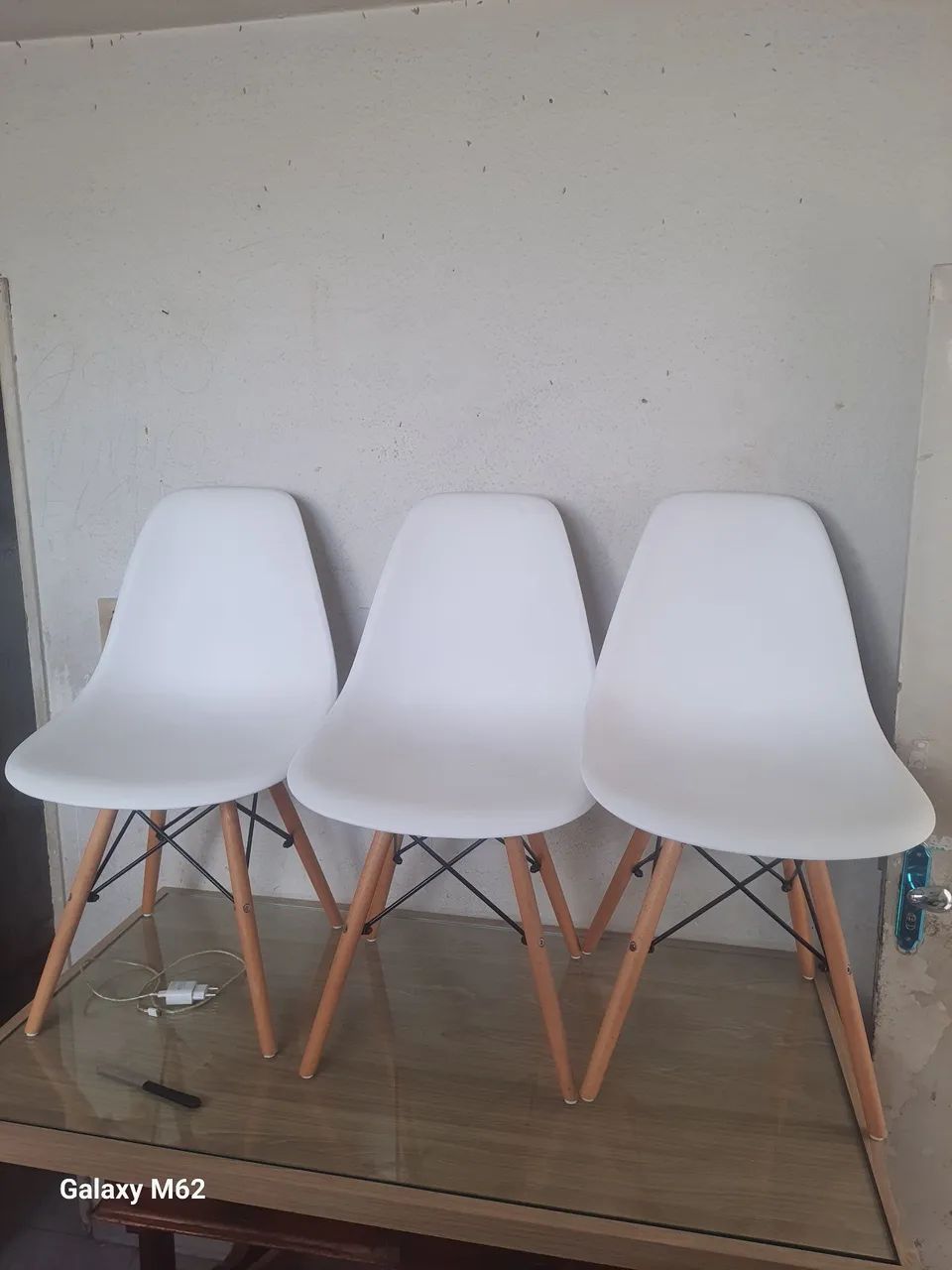 *Vende-se 4 Cadeira Jantar Eames Eiffel Polipropieno bem  nova - Foto 3