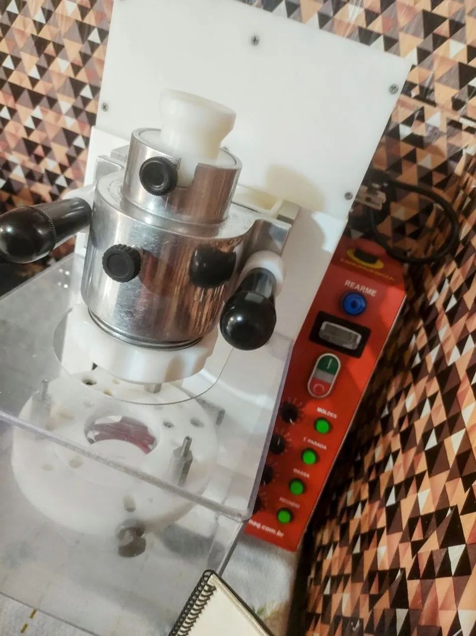 Vendo máquina de fazer salgados,semi nova - Foto 2