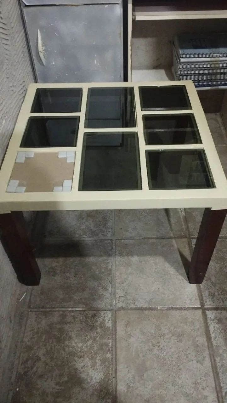 Mesa de centro de sala e um rack por 120