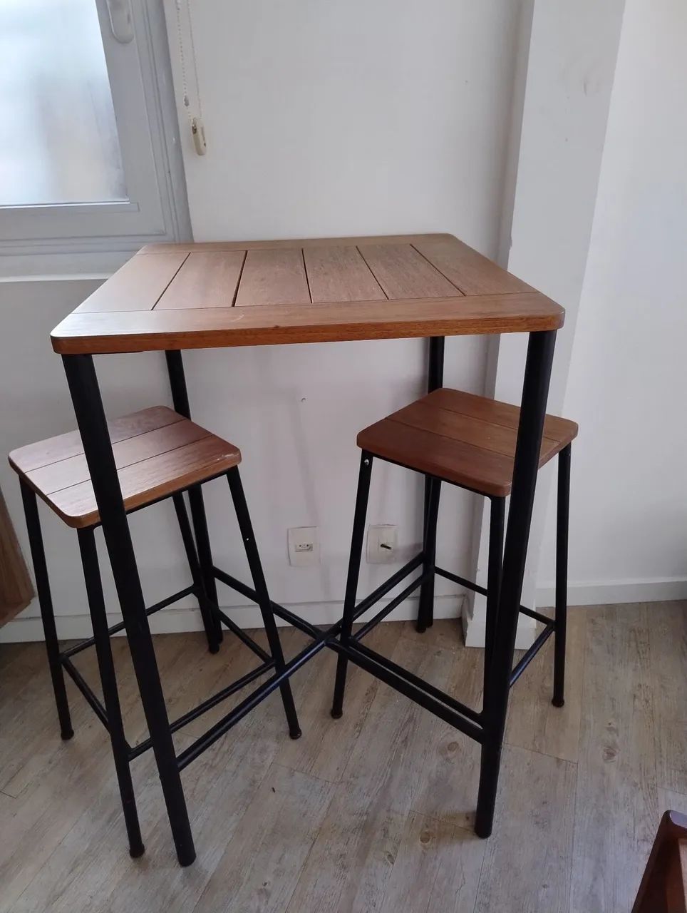 Conjunto mesa Bistrô com dia banquetas