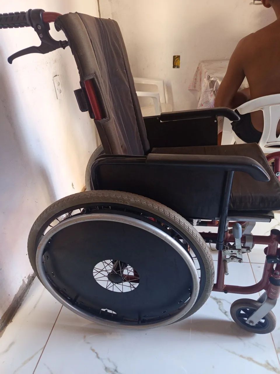 Cadeira de rodas bem flexível e em bom estado para vender logo! 