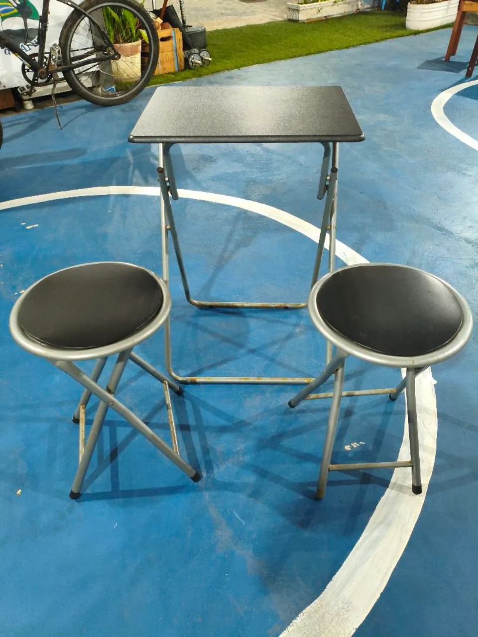 Conjunto de mesa e banquetas dobráveis. - Foto 2
