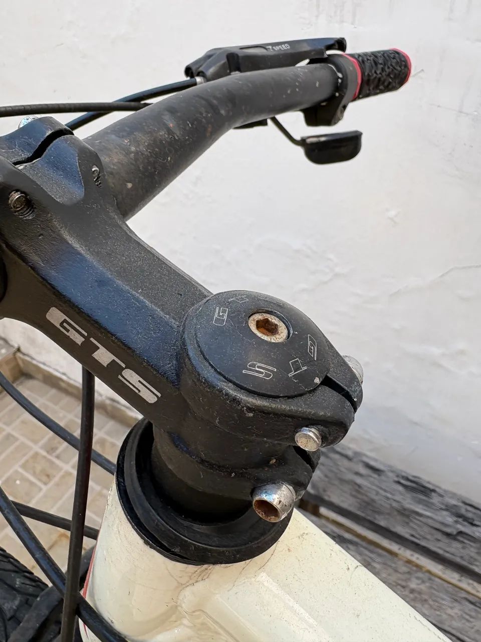 Vendo Bicicleta aro 21, 21 marcha freios a disco e amortecedor. - Foto 3