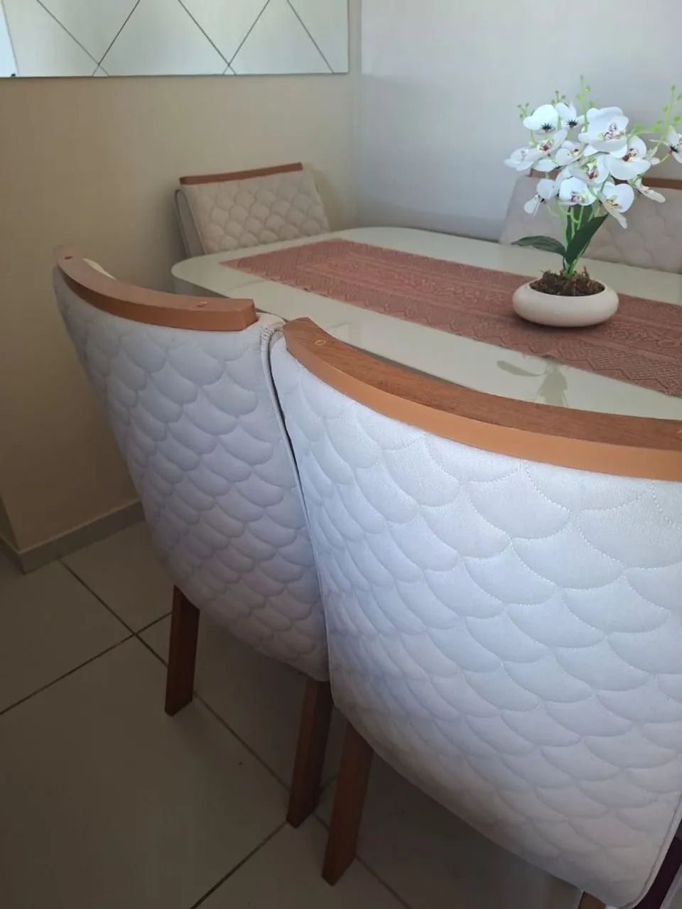 Mesa com seis cadeiras