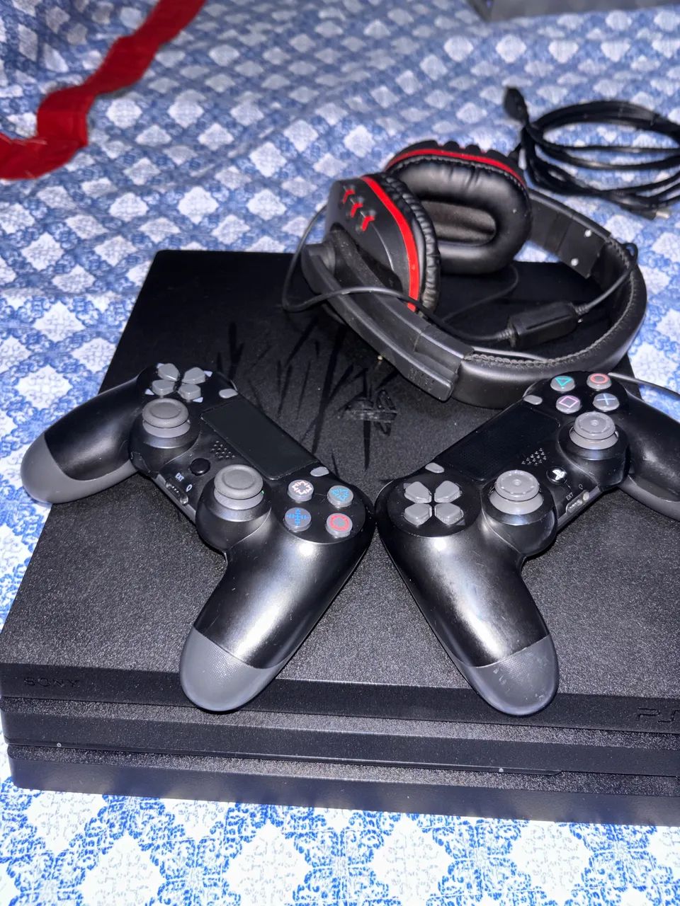 PS4 PRO 1 TB, 2 CONTROLES E GTA 5 - Foto 2