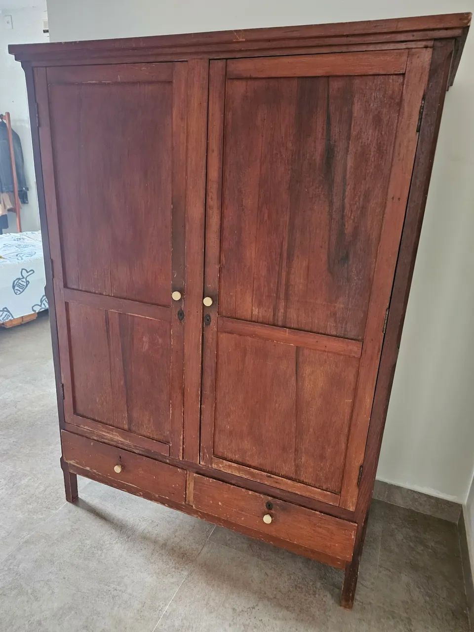 Guarda-roupa antigo em madeira maciça