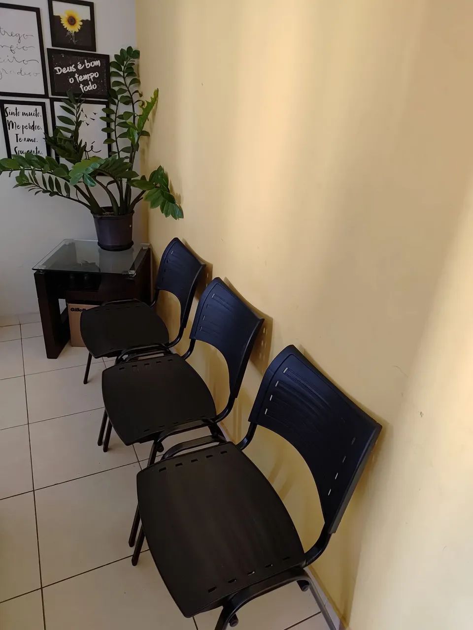 Vendo 3 cadeiras prisma ISO Desmontável 