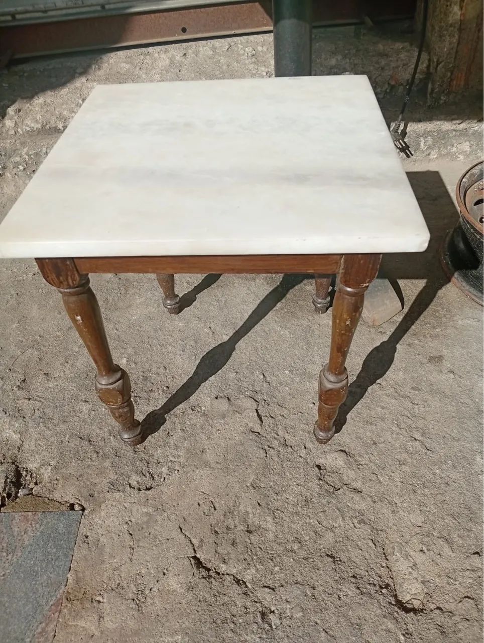 Mesa de canto com pés trabalhados - Foto 2