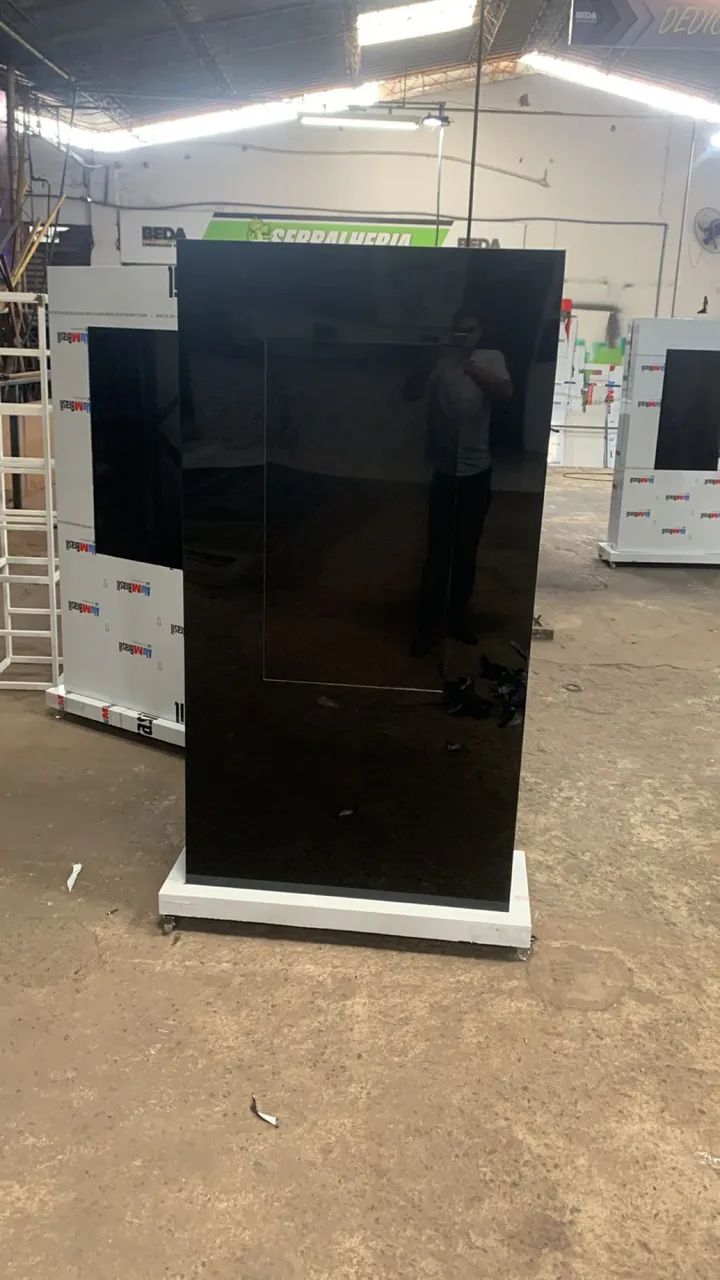 Totem publicitário dupla face com 2 telas 40 polegadas 