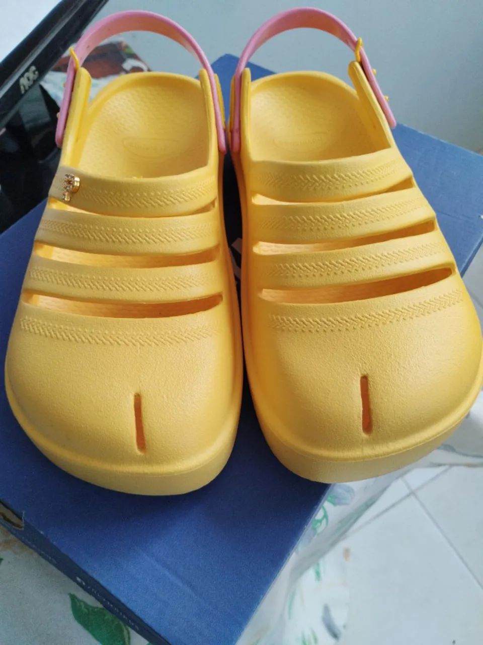Roupas e sapatos usados 