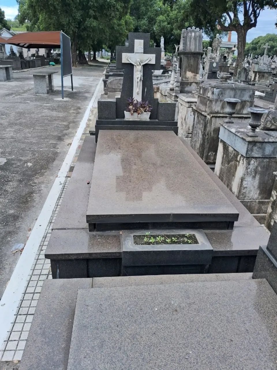 JAZIGO PERPÉTUO NO CEMITÉRIO DO CAJU - Foto 2
