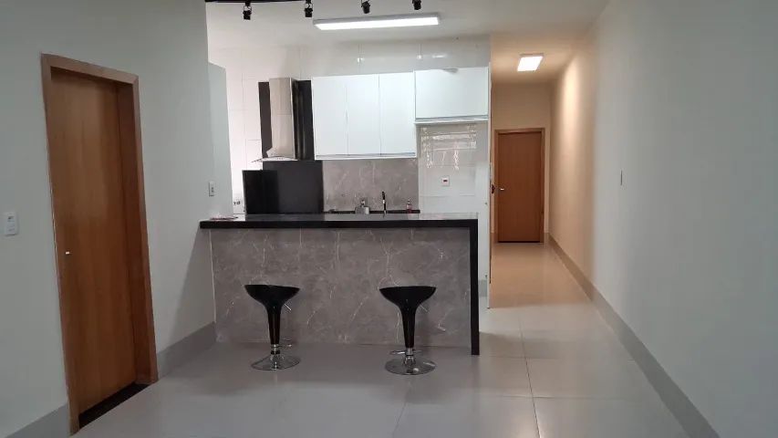 Apto Semimobiliado, 3QT, incluso Cond e água. Centro! - Foto 2