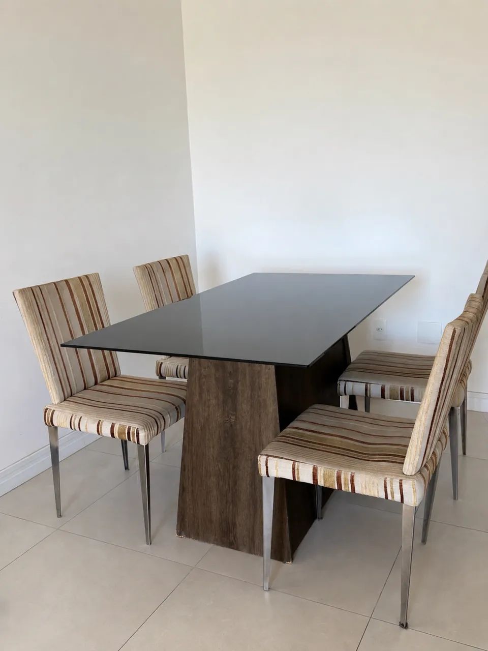 Mesa de jantar com cadeiras