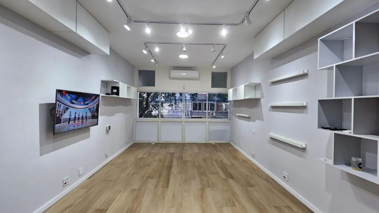 Copacabana  Sala Comercial 30 m² | Reformada | Frente | Pronta para Uso
