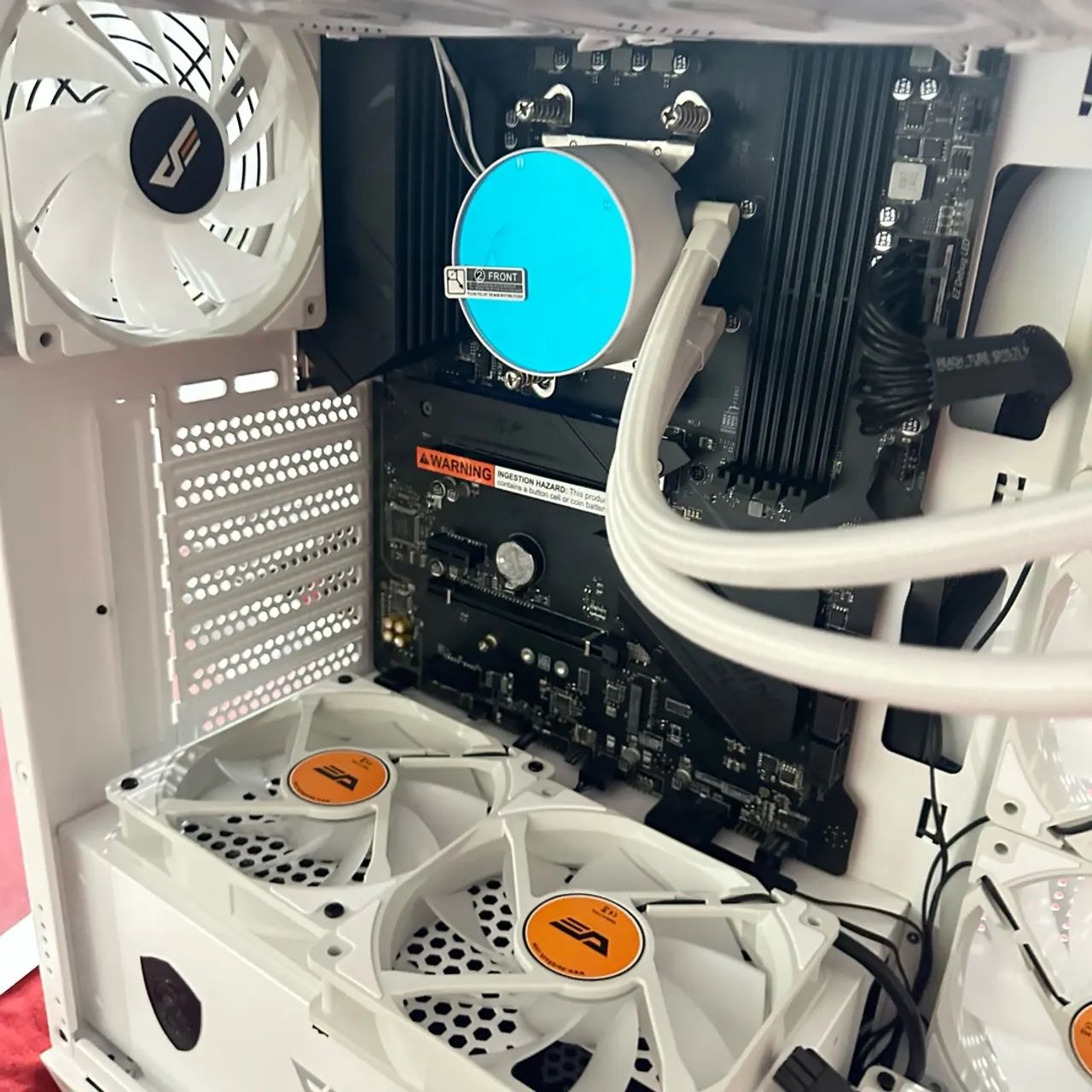 Gabinete PC com algumas peças