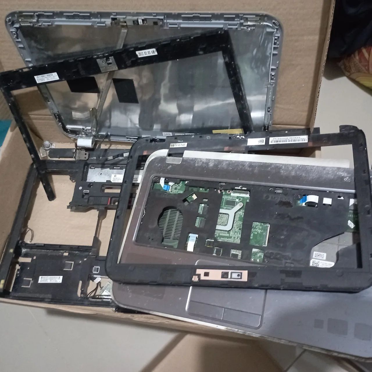Lote informática, com 8 caixas: notebooks, peças e sucatas, ideal para técnicos" - Foto 5
