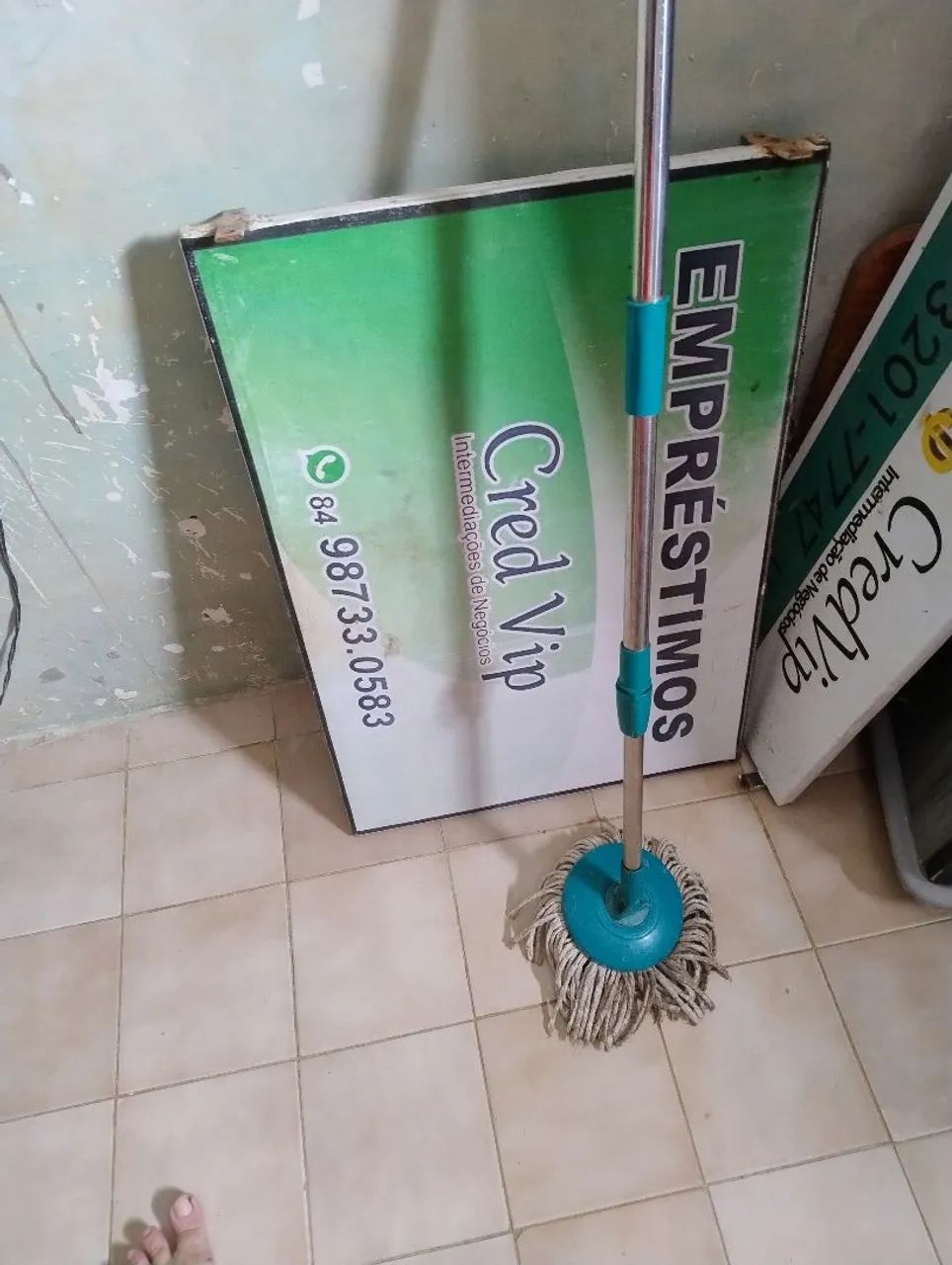 Placas bandeiras e sinalização de lojas  - Foto 4