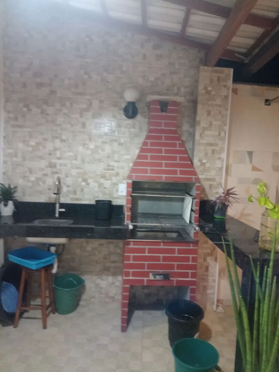 É uma suíte que fica na área gourmet e na casa principal tem 2moradores.  - Foto 2