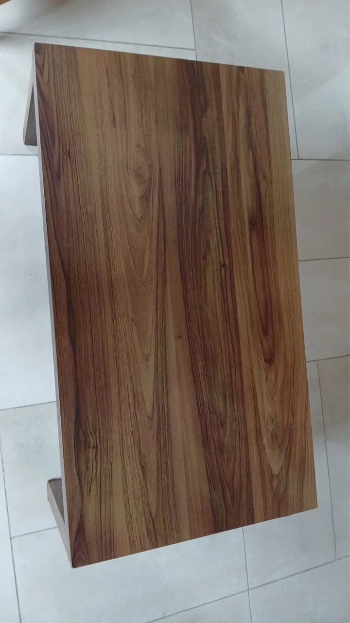 Mesa de Centro Retangular em Madeira - Perfeita para Sala de Estar (Excelente Estado) - Foto 2