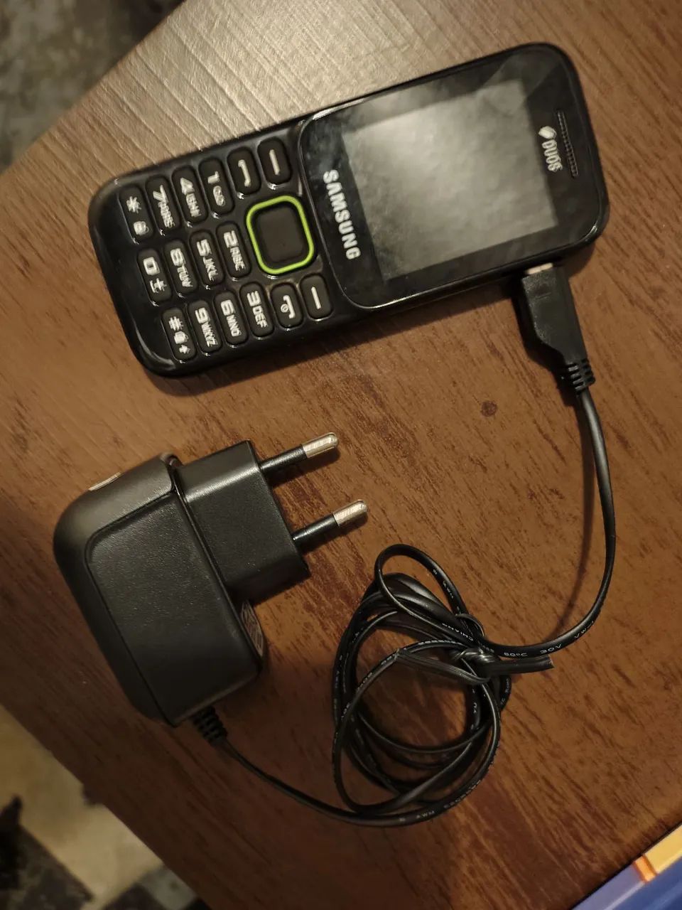 Celular e cabos