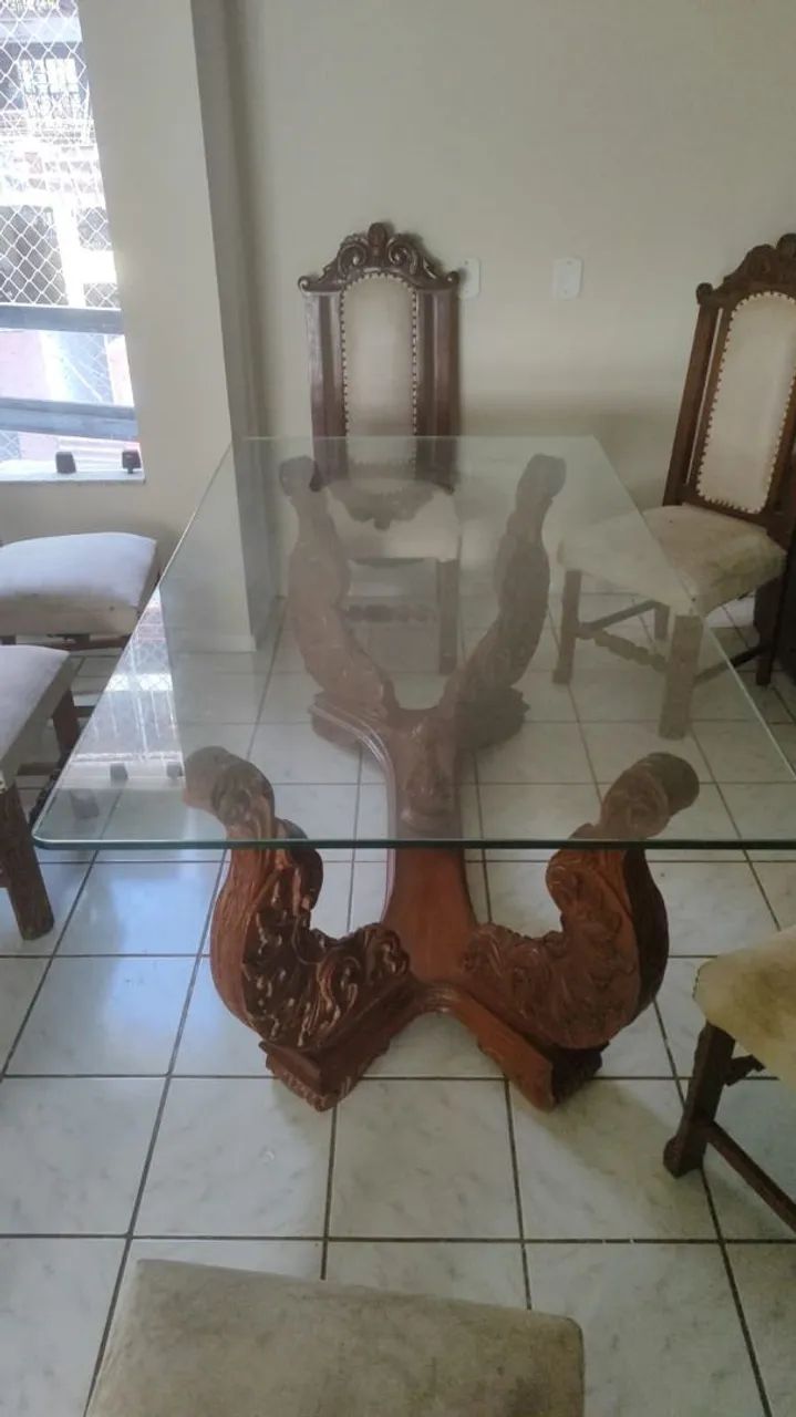 Mesa  de madeira tampo de vidro com  8 cadeiras e com avaria. - Foto 3