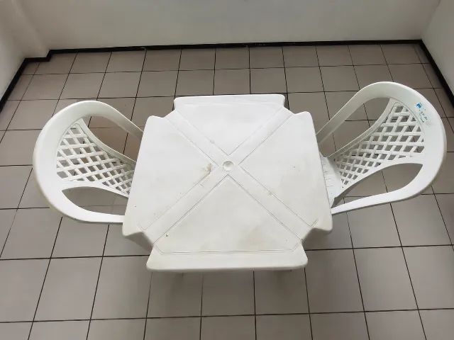 Conjunto de Mesa Plástica Quadrada com 2 Cadeiras