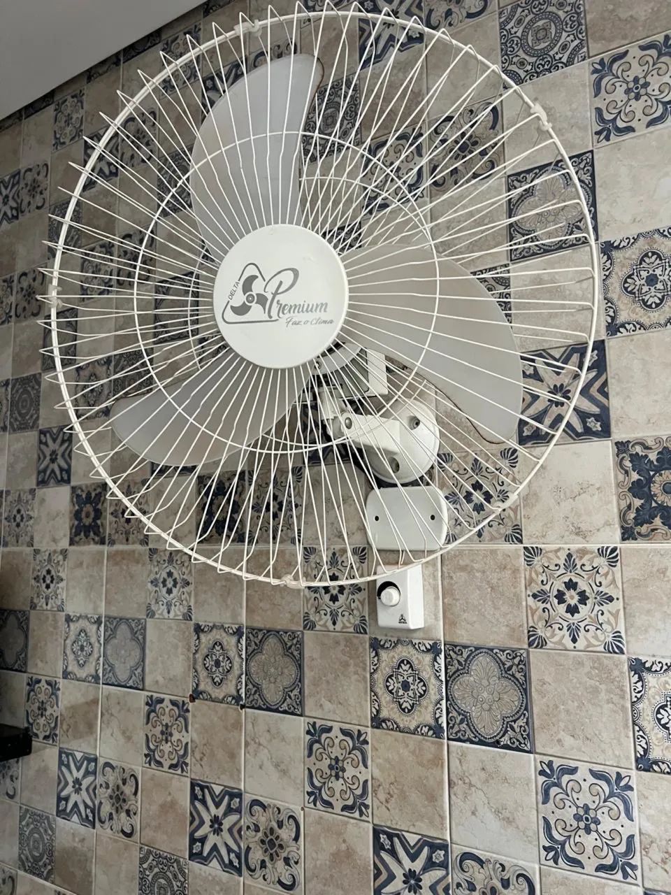 Ventilador de parede cor branca