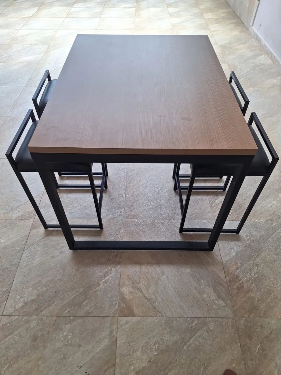Vendo Mesa de Metal com Madeira + 4 banquetas - Foto 4