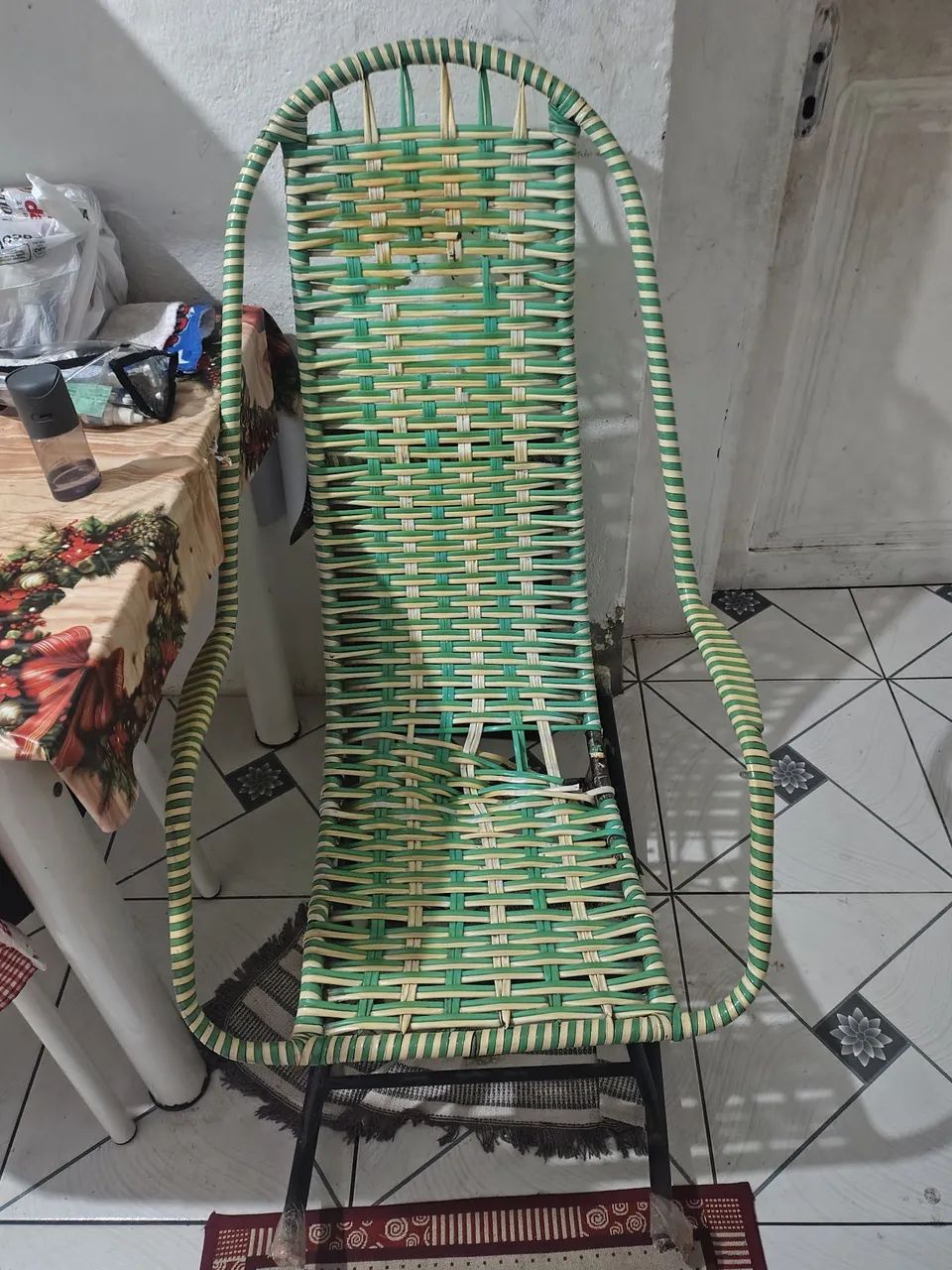 Cadeira de balanço bem conservada 