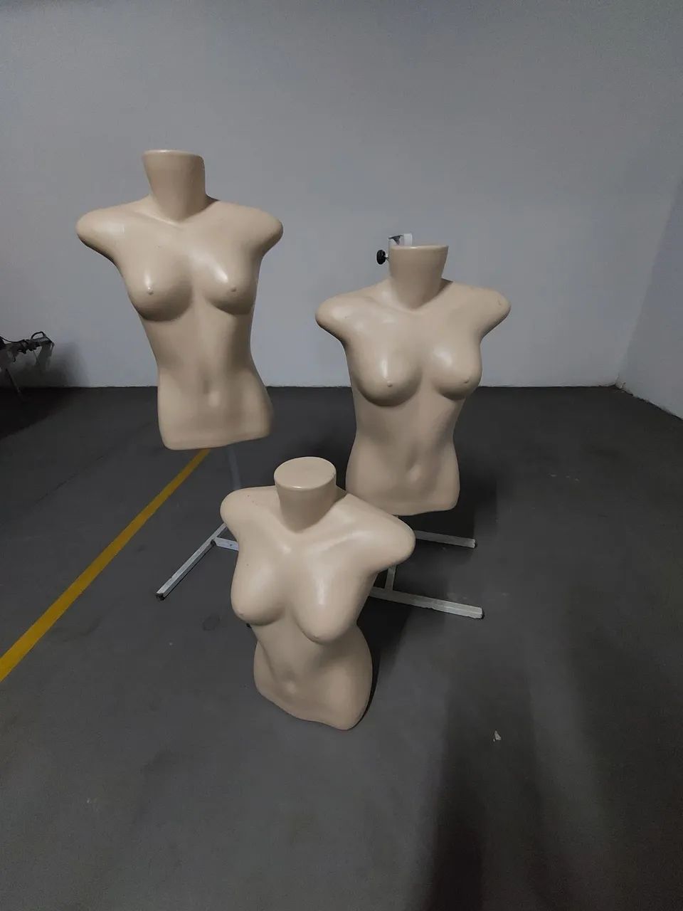 Manequim plástico meio busto com suporte - Foto 2