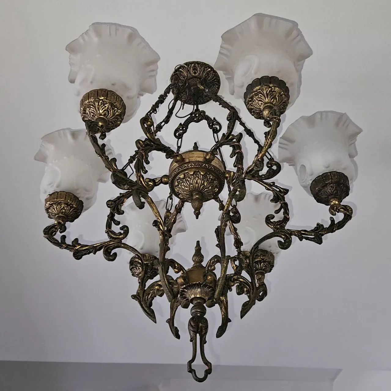 Lustre Clássico em Bronze com 6 Tulipas de Vidro