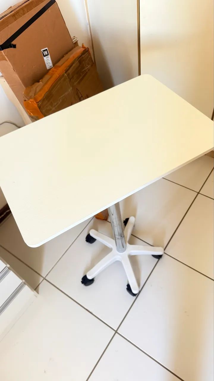 Mesa articulada com rodas 