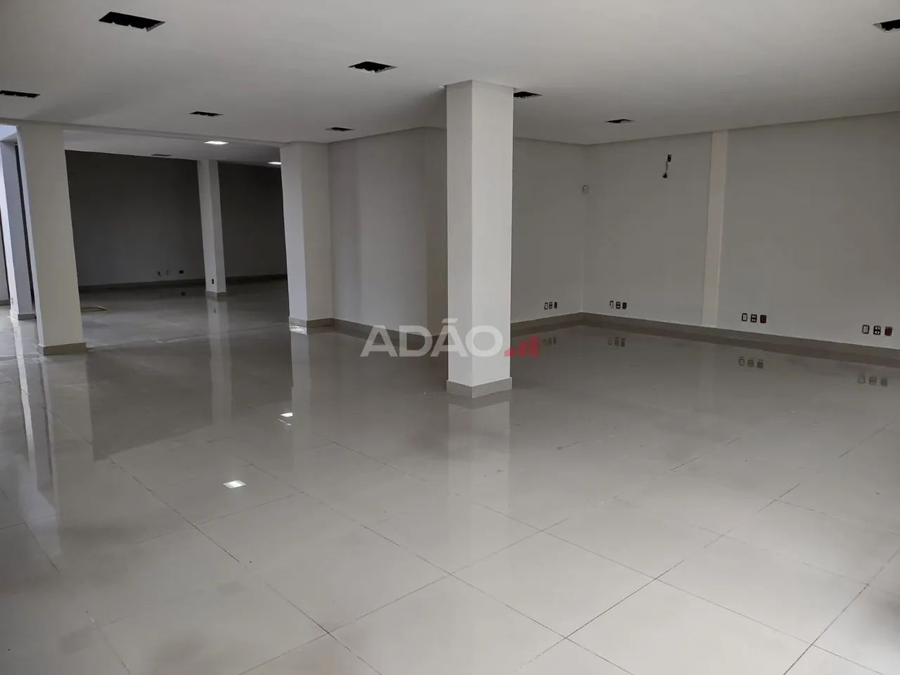 GALPÃO COMERCIAL ESPAÇOSO COM SETOR DE ARMAZENAGEM