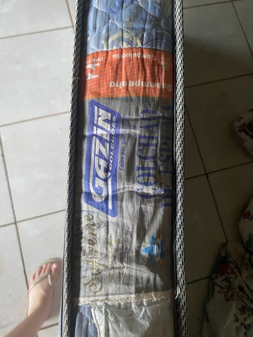vendo colchão solteiro 1 ano de uso  - Foto 3